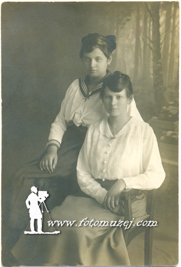 Dve devojke (Atelje Kenig)